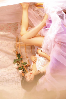 黑人与娇小美女